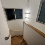 階段室。照明があたたかな雰囲気です。