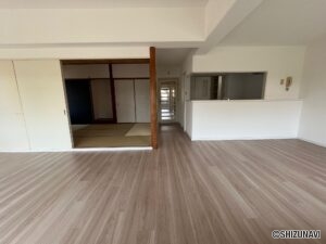 リビングから見た和室とキッチン
