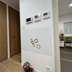 リビングにはマグネットボード。知育玩具で遊べば、お子様も大満足。