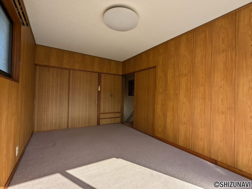 床はカーペットフロアとなっております。