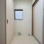 洗面所_大き目な洗濯機も入るように拡張しました