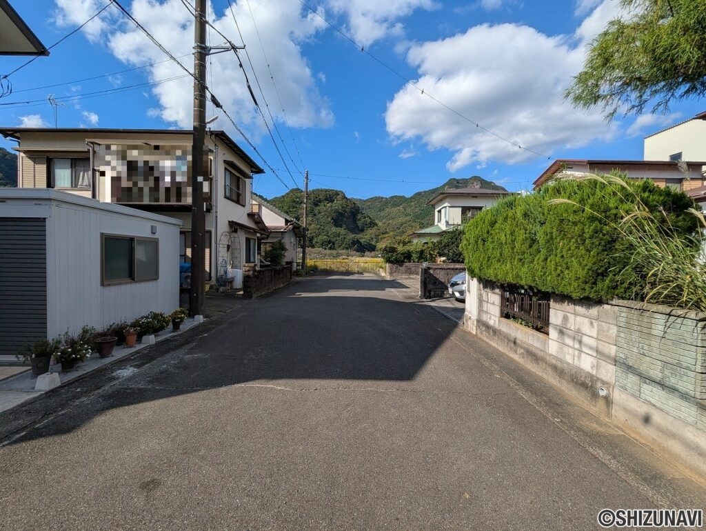 前面道路は公道です。