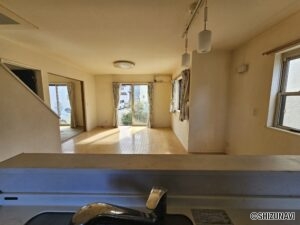 キッチンから見たリビング・ダイニング