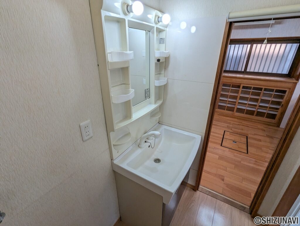 キッチンからも廊下からも出入りできます。