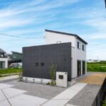 異なる素材と色彩を組み合わせた印象的なファサード。細部までデザインしたエクステリアが、住まいの魅力をより一層引き立てます。