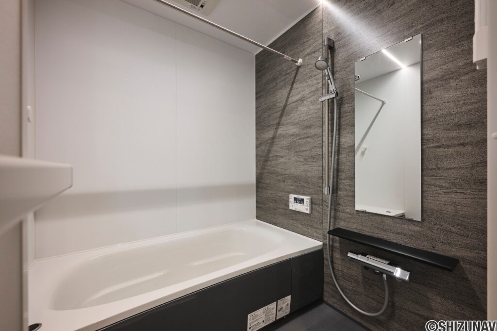 シンプルモダンな住まいに調和するバスルーム。落ち着いた色合いが、くつろぎの時間を包み込みます。