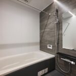 シンプルモダンな住まいに調和するバスルーム。落ち着いた色合いが、くつろぎの時間を包み込みます。