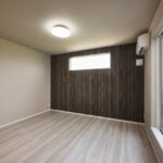 やわらかな自然光と落ち着いた色合いが調和する主寝室。自分らしく過ごせるプライベート空間です。