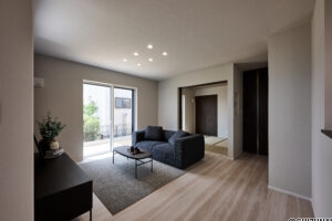シックなアクセントウォールが映えるLDK。シンプルな中にも上質さを感じる、飽きのこない住空間です。