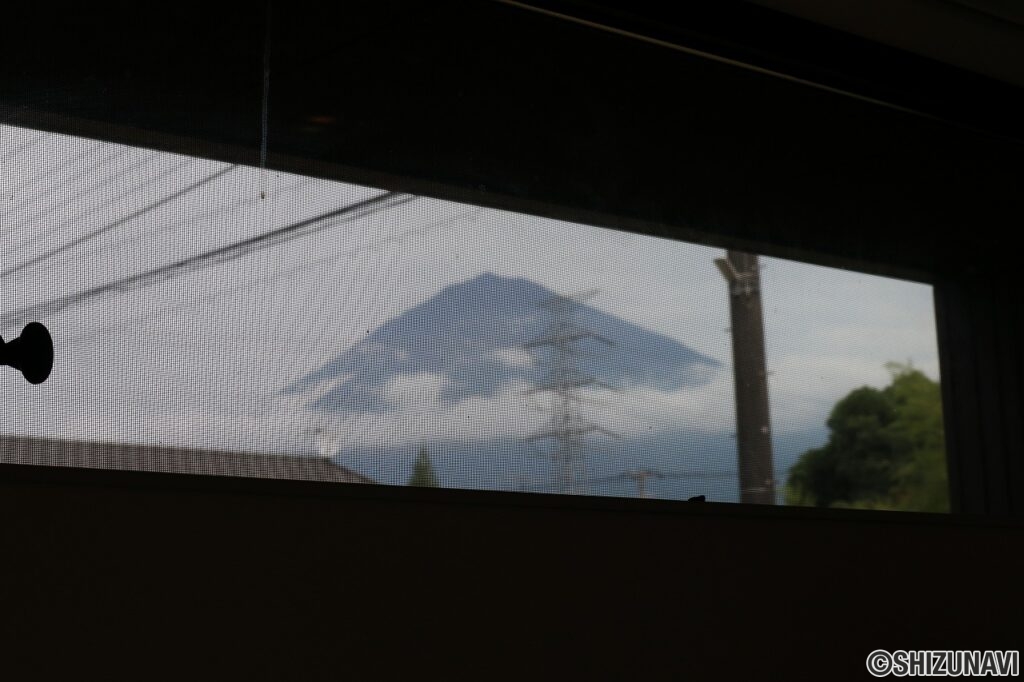 1F洋室　高窓からの富士山