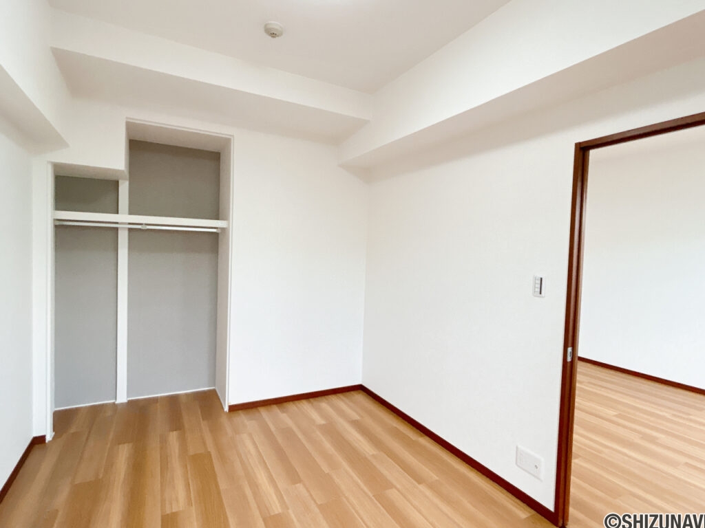 洋室東側オープン収納