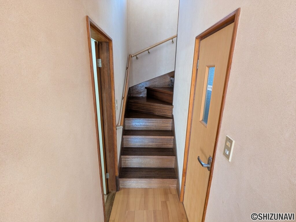 1階階段脇にはトイレがあります。