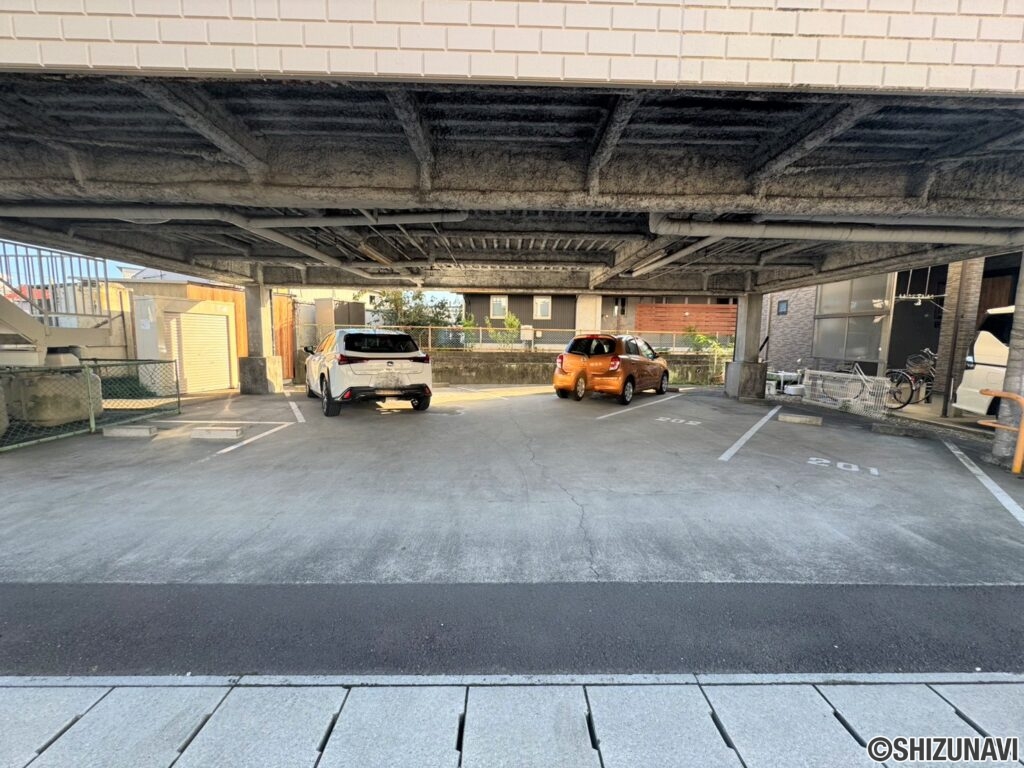 1階部分はピロティになっており、各居室分の駐車場がございます♪