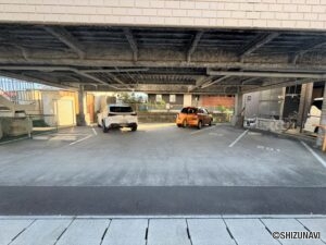 1階部分はピロティになっており、各居室分の駐車場がございます♪