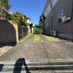 駐車場は現状は1台ですが、植栽を撤去すれば2台駐車が可能です♪