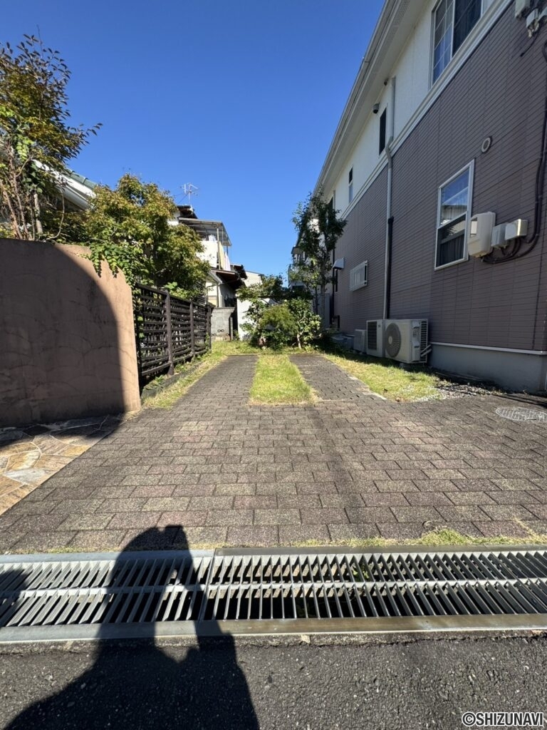 駐車場は現状は1台ですが、植栽を撤去すれば2台駐車が可能です♪