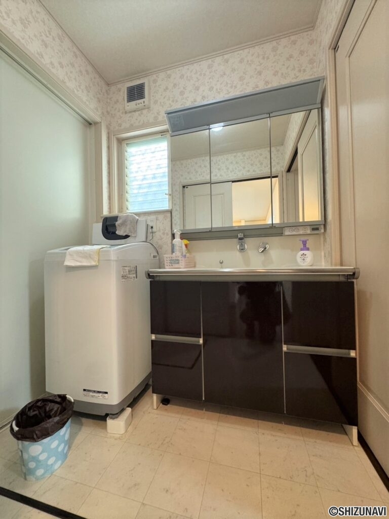 洗面化粧台は使い勝手のよい3面鏡タイプです♪