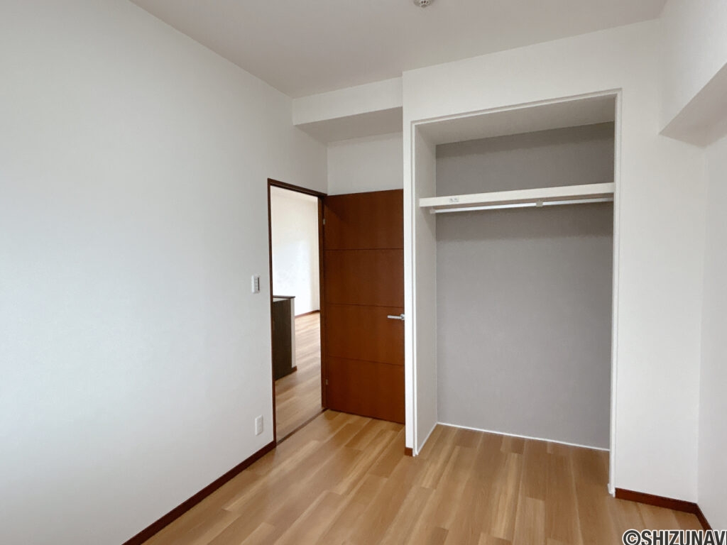 洋室西側オープン収納
