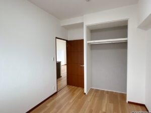 洋室西側オープン収納