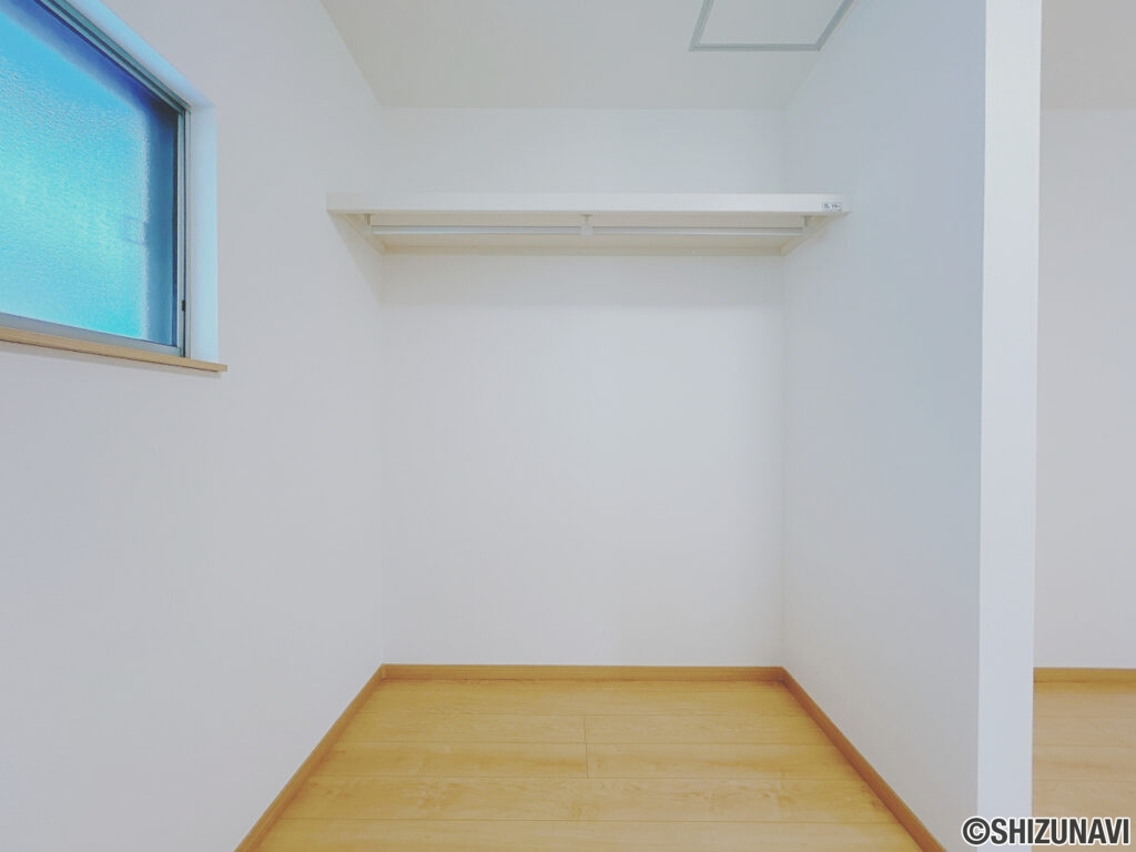 横割【リフォーム後2階洋室6帖】ハンガーラックのある収納を設置しました。