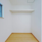 横割【リフォーム後2階洋室6帖】ハンガーラックのある収納を設置しました。