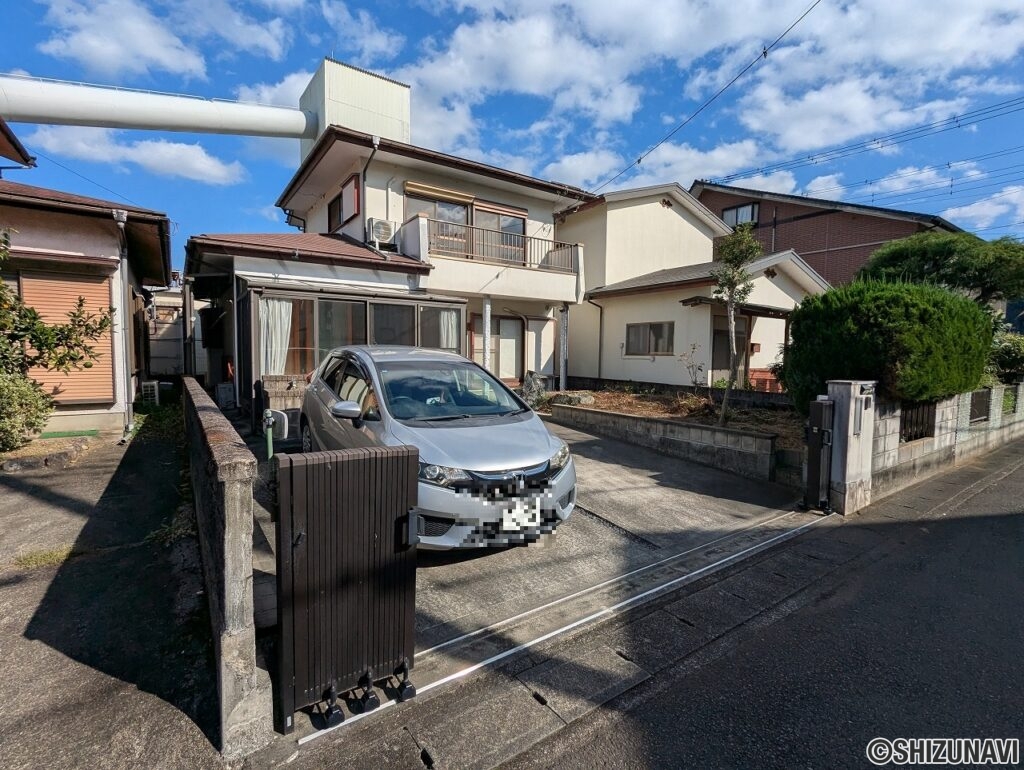 駐車場は並列2台です。