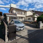 駐車場は並列2台です。