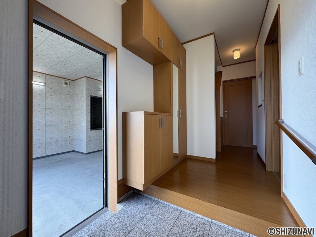 玄関内　別角度です。ガレージにつながっています。