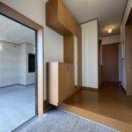 玄関内　別角度です。ガレージにつながっています。