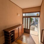 玄関から外に向けて撮影