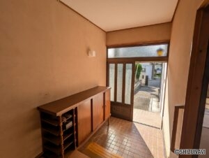 玄関から外に向けて撮影