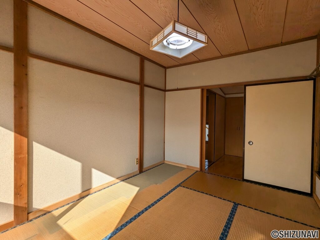 小さいですが押し入れも有り。