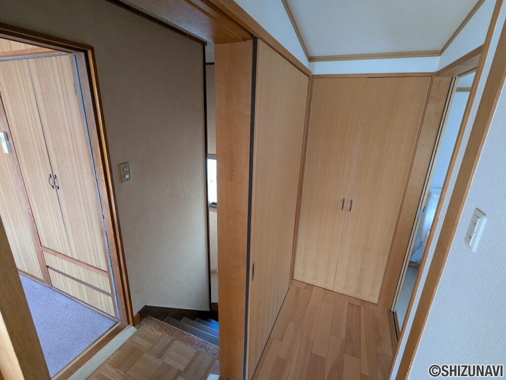 2階からの階段、収納有り。