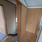 2階からの階段、収納有り。