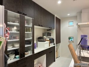 パントリーもあり収納が充実しております。