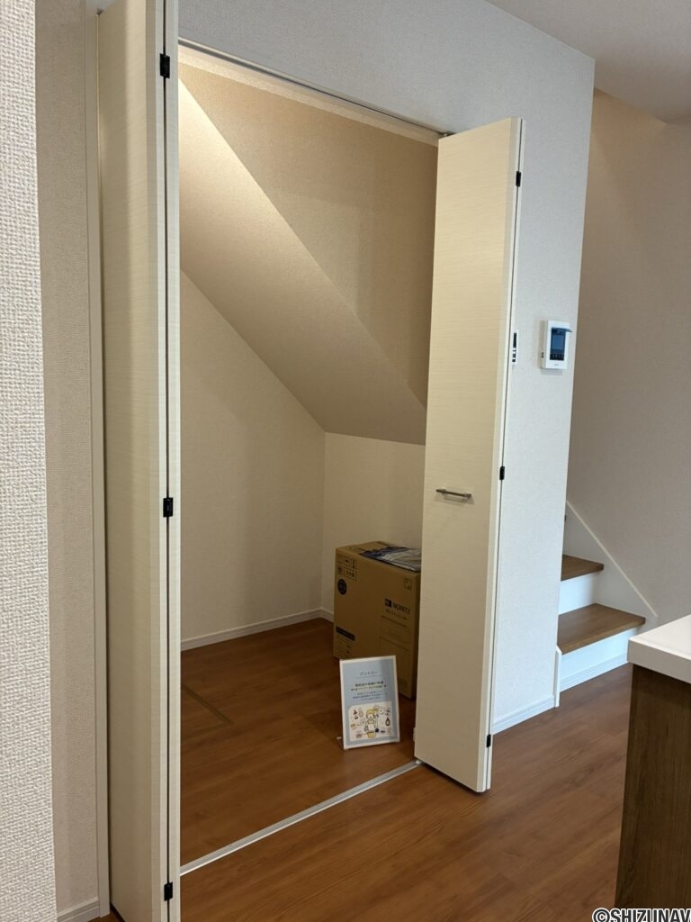 ７号棟　階段下収納