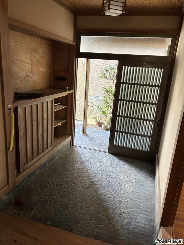 玄関（内側から撮影）
