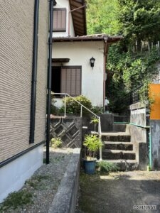 入口階段（通路部分から撮影）