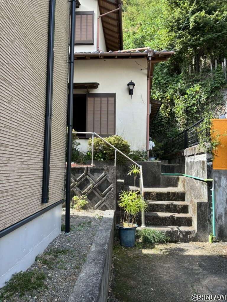 入口階段（通路部分から撮影）