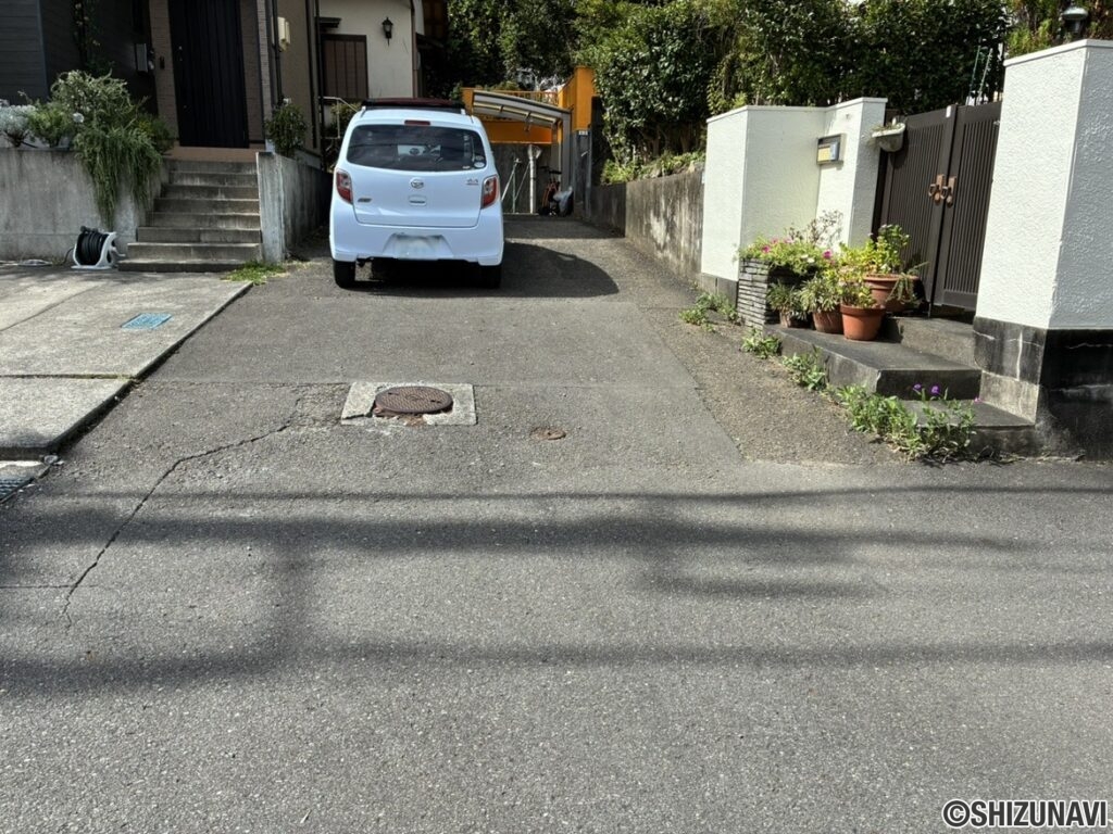 通路部分（前面道路から撮影）