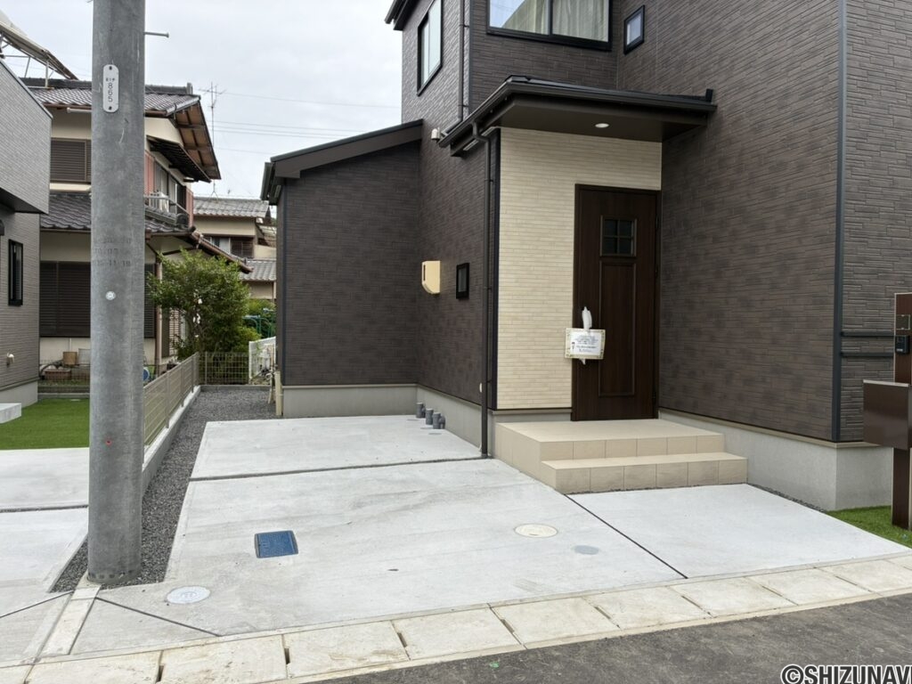 D号棟　玄関前駐車場