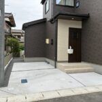 D号棟　玄関前駐車場