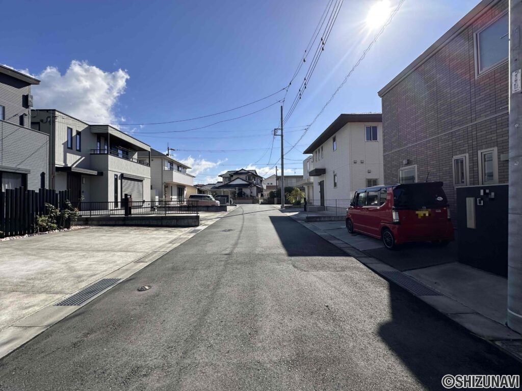 前面道路はゆったりとした幅員。毎日の車の駐車にストレスを感じません。