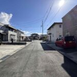 前面道路はゆったりとした幅員。毎日の車の駐車にストレスを感じません。