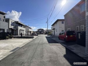 前面道路はゆったりとした幅員。毎日の車の駐車にストレスを感じません。