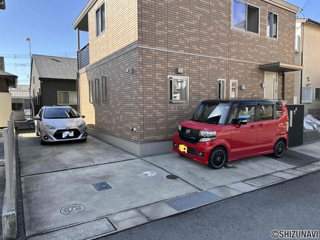 駐車場は3台駐車可能（普通車2台+軽）