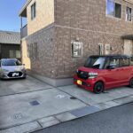 駐車場は3台駐車可能（普通車2台+軽）