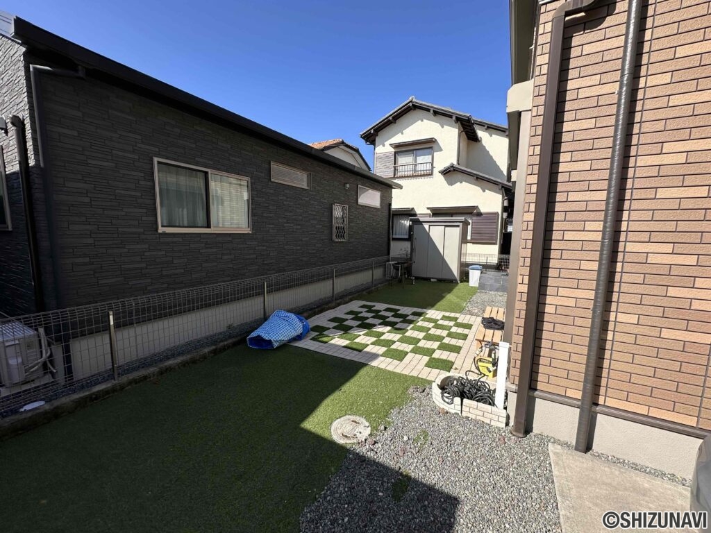 南側は平屋建てのため、お庭にも日が入ります。