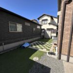 南側は平屋建てのため、お庭にも日が入ります。