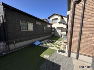 南側は平屋建てのため、お庭にも日が入ります。